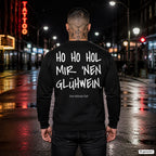 Ho Ho Hol mir ’nen Glühwein – schwarzer Weihnachtspullover mit weißem Backprint, Herren in der Stadt bei Nacht
