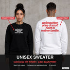 Weihnachten ohne Drama? Nicht in meiner Familie – Weihnachtspullover wahlweise mit Front- oder Backprint, Paar vor Betonwand