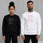 Brav war ich letztes Jahr. Hat nix gebracht – Weihnachtspullover mit Frontprint, Frau in Schwarz und Mann in Weiß vor Betonwand