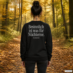 Besinnlich ist was für Nüchterne – schwarzer Weihnachtspullover mit weißem Backprint, Damen beim Herbstspaziergang