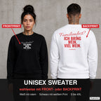 Familienfest? Ich bring Wein. Viel Wein – Weihnachtspullover wahlweise mit Front- oder Backprint, Paar vor Betonwand