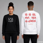Ho Ho Hol mir ’nen Glühwein – Weihnachtspullover unisex mit Frontprint (Frau, Schwarz) und Backprint (Mann, Weiß)