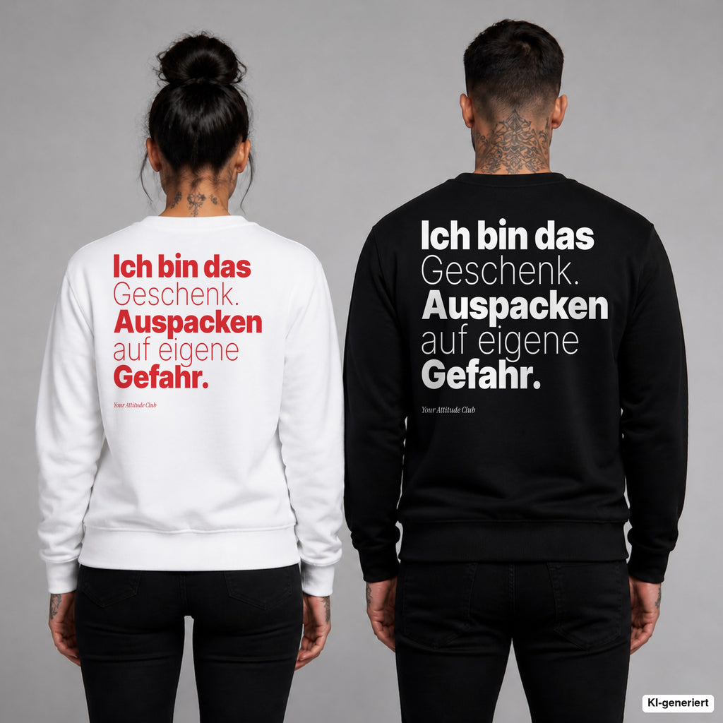 Ich bin das Geschenk. Auspacken auf eigene Gefahr – Weihnachtspullover mit Backprint, Frau in Weiß mit rotem und Mann in Schwarz mit weißem Aufdruck
