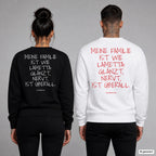 Meine Familie ist wie Lametta: glänzt, nervt, ist überall – Weihnachtspullover mit Backprint, Frau in Schwarz und Mann in Weiß