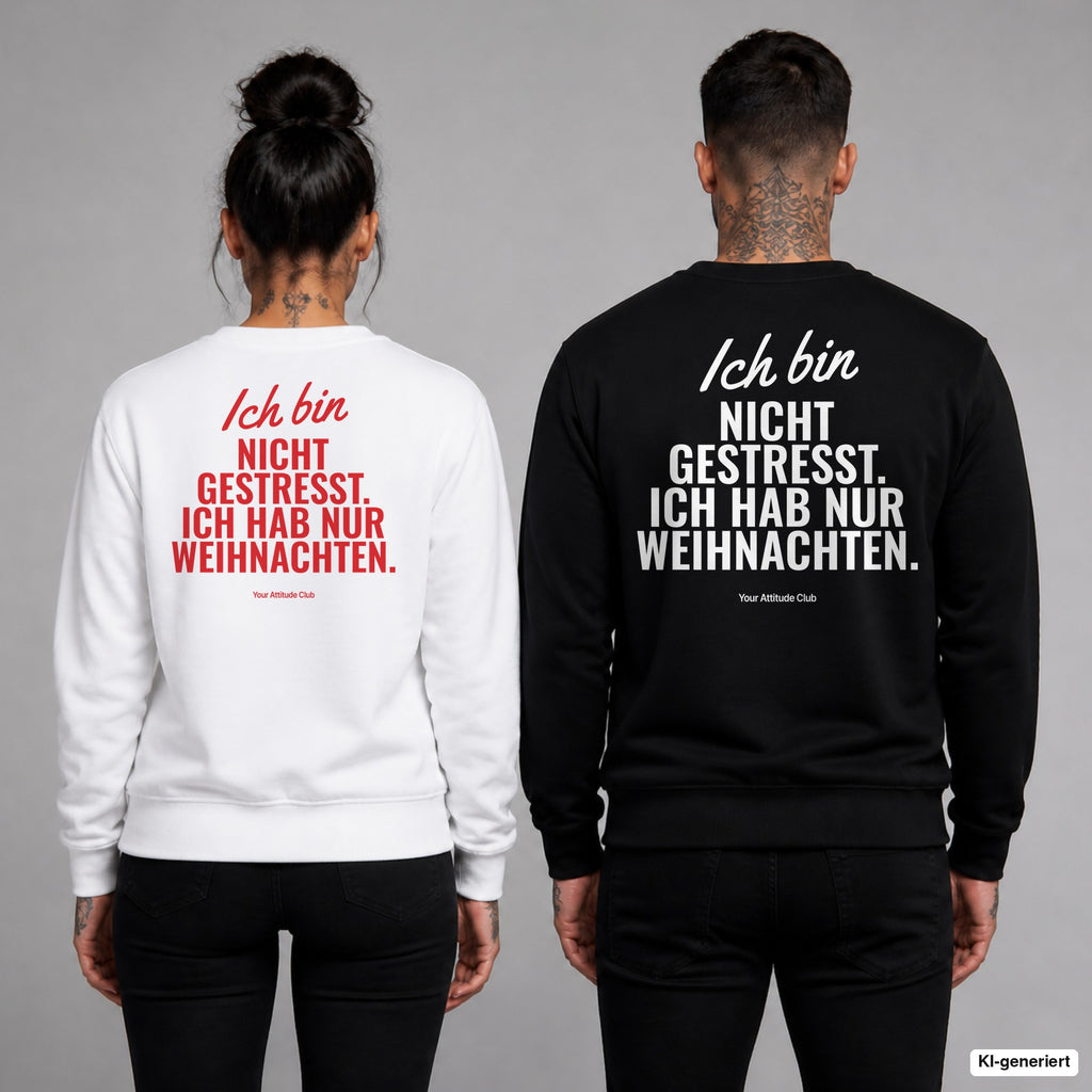 Ich bin nicht gestresst. Ich hab nur Weihnachten – Weihnachtspullover mit Backprint, Frau in Weiß mit rotem und Mann in Schwarz mit weißem Aufdruck