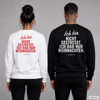Ich bin nicht gestresst. Ich hab nur Weihnachten – Weihnachtspullover mit Backprint, Frau in Weiß mit rotem und Mann in Schwarz mit weißem Aufdruck