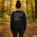 Christkind, bring Geld. Keine Gefühle – schwarzer Weihnachtspullover mit weißem Backprint, Damen beim Herbstspaziergang