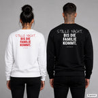 Stille Nacht. Bis die Familie kommt – Weihnachtspullover mit Backprint, Frau in Weiß mit rotem und Mann in Schwarz mit weißem Aufdruck