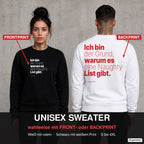 Ich bin der Grund, warum es eine Naughty List gibt – Weihnachtspullover wahlweise mit Front- oder Backprint, Paar vor Betonwand