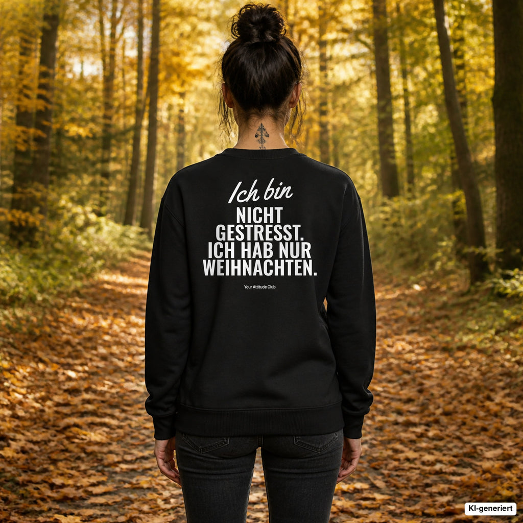 Ich bin nicht gestresst. Ich hab nur Weihnachten – schwarzer Weihnachtspullover mit weißem Backprint, Damen beim Herbstspaziergang