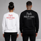 Pack mich aus – Weihnachtspullover mit Backprint, Frau in Weiß mit rotem und Mann in Schwarz mit weißem Aufdruck