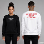 Naughty List? Ich bin Stammgast – Weihnachtspullover unisex mit Frontprint (Frau, Schwarz) und Backprint (Mann, Weiß)