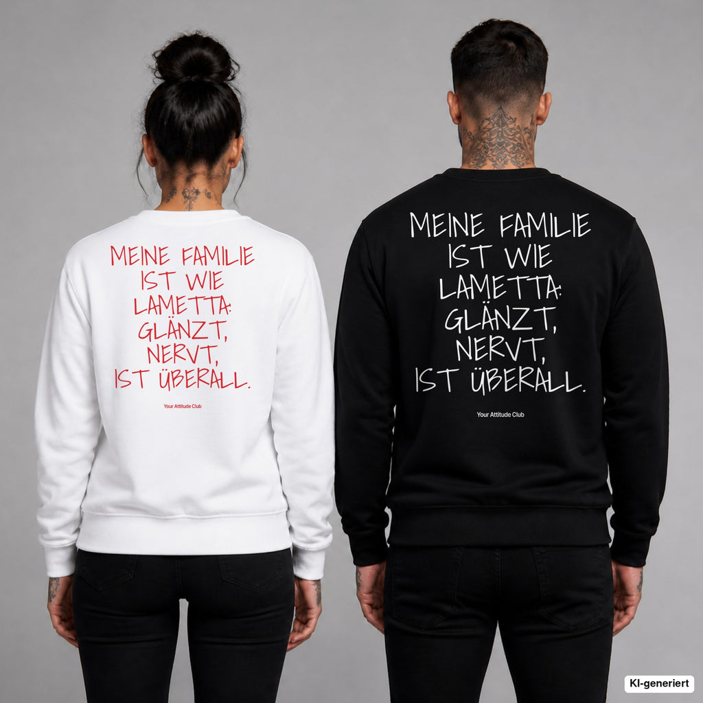 Meine Familie ist wie Lametta: glänzt, nervt, ist überall – Weihnachtspullover mit Backprint, Frau in Weiß mit rotem und Mann in Schwarz mit weißem Aufdruck
