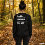 Ich bin der Grund, warum es eine Naughty List gibt – schwarzer Weihnachtspullover mit weißem Backprint, Damen beim Herbstspaziergang