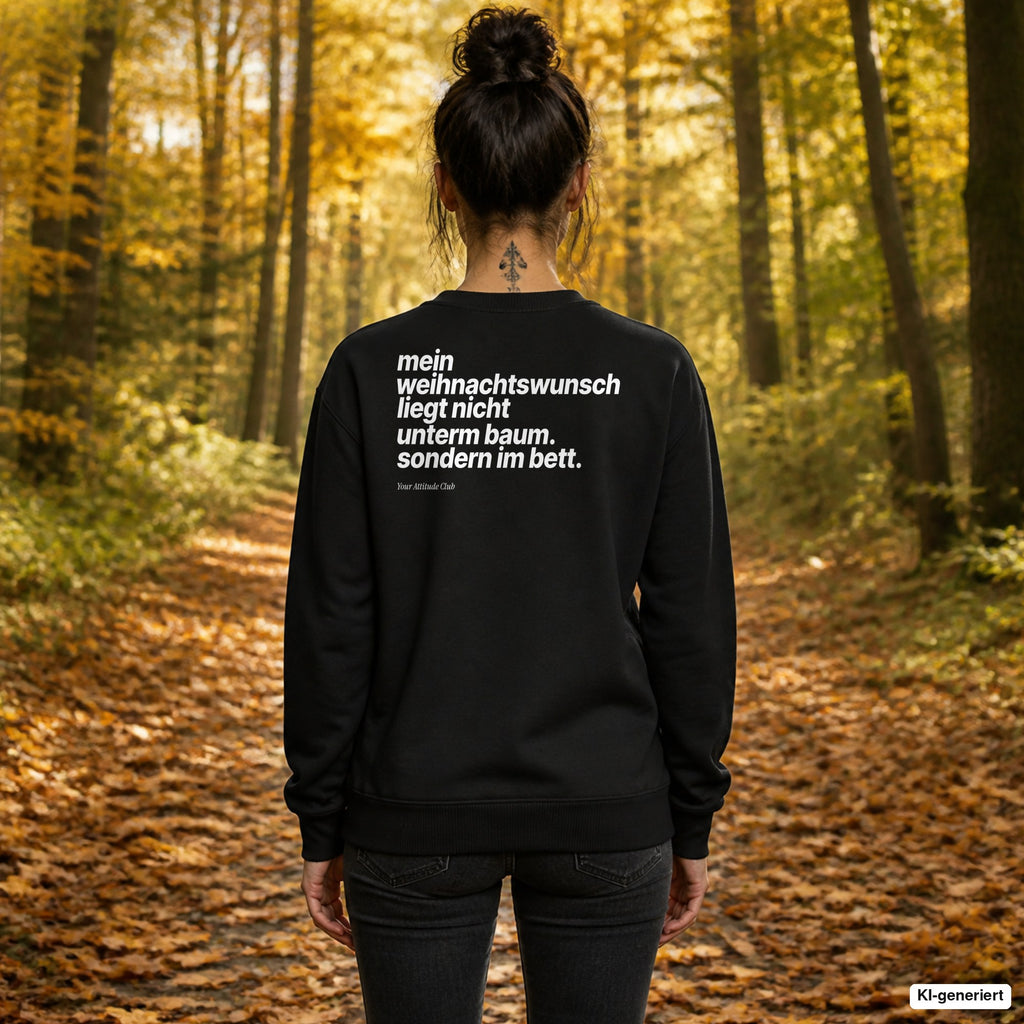 Mein Weihnachtswunsch liegt nicht unterm Baum. Sondern im Bett – schwarzer Weihnachtspullover mit weißem Backprint, Damen beim Herbstspaziergang