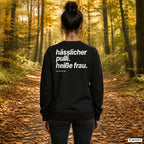 Hässlicher Pulli. Heiße Frau – schwarzer Weihnachtspullover mit weißem Backprint, Damen beim Herbstspaziergang