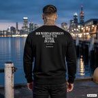Der Weihnachtsmann kommt nur einmal im Jahr. Typisch Mann – schwarzer Weihnachtspullover mit weißem Backprint, Herren am Hafen