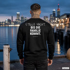 Stille Nacht. Bis die Familie kommt – schwarzer Weihnachtspullover mit weißem Backprint, Herren am Hafen