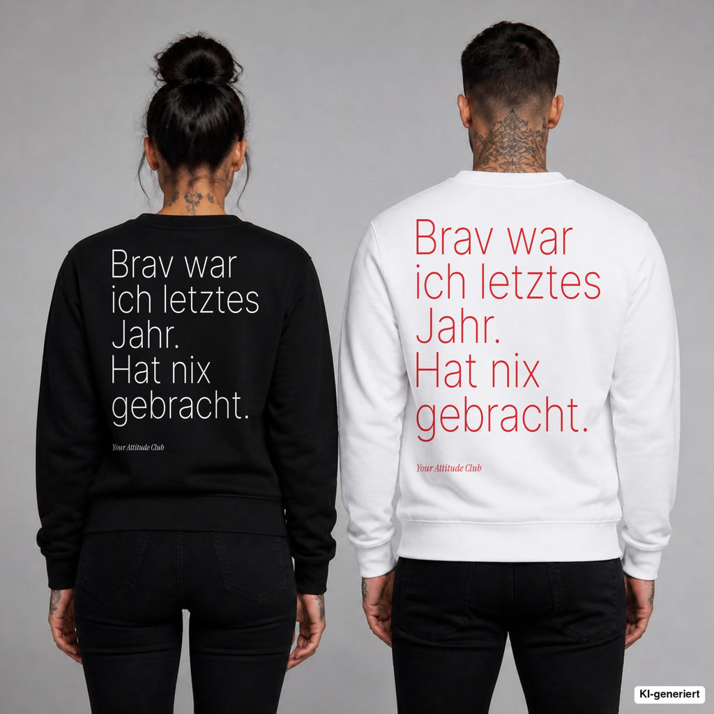 Brav war ich letztes Jahr. Hat nix gebracht – Weihnachtspullover mit Backprint, Frau in Schwarz und Mann in Weiß