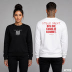Stille Nacht. Bis die Familie kommt – Weihnachtspullover unisex mit Frontprint (Frau, Schwarz) und Backprint (Mann, Weiß)