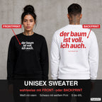 Der Baum ist voll. Ich auch – Weihnachtspullover wahlweise mit Front- oder Backprint, Paar vor Betonwand