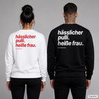 Hässlicher Pulli. Heiße Frau – Weihnachtspullover mit Backprint, Frau in Weiß mit rotem und Mann in Schwarz mit weißem Aufdruck