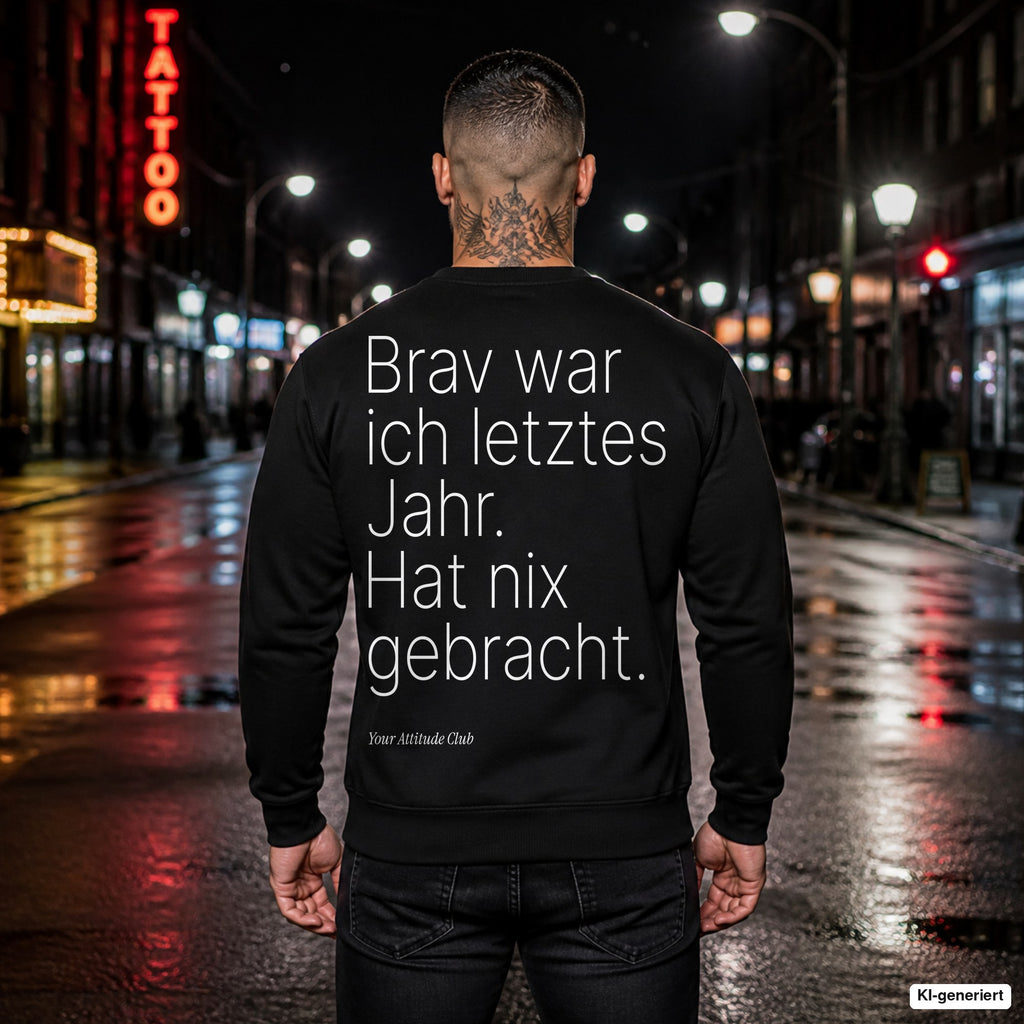 Brav war ich letztes Jahr. Hat nix gebracht – schwarzer Weihnachtspullover mit weißem Backprint, Herren in der Stadt bei Nacht