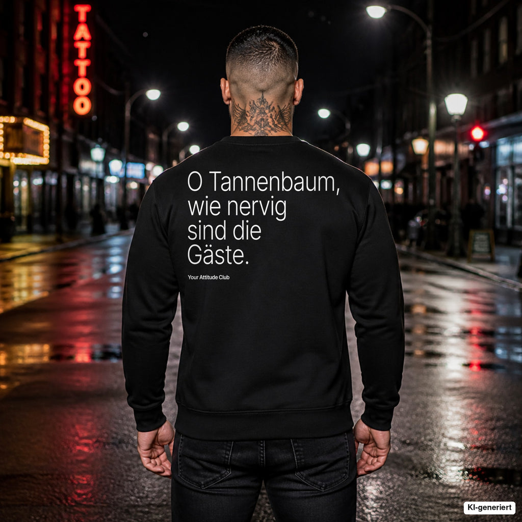O Tannenbaum, wie nervig sind die Gäste – schwarzer Weihnachtspullover mit weißem Backprint, Herren in der Stadt bei Nacht