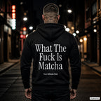 What The Fuck Is Matcha – schwarzer Hoodie mit weißem Backprint, Herren in der Stadt bei Nacht