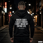 When I said I liked it rough I don’t mean my entire life – schwarzer Hoodie mit weißem Backprint, Herren in der Stadt bei Nacht