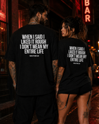 WHEN I SAID I LIKED IT ROUGH I DON’T MEAN MY ENTIRE LIFE – Oversize Unisex Shirt Weiß, frecher Spruch, schwarzer Humor, Statement Shirt, Backprint