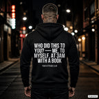 Who did this to you? — Me, to myself, at 3am with a book – schwarzer Hoodie mit weißem Backprint, Herren in der Stadt bei Nacht