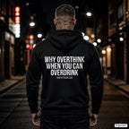 Why overthink when you can overdrink – schwarzer Hoodie mit weißem Backprint, Herren in der Stadt bei Nacht