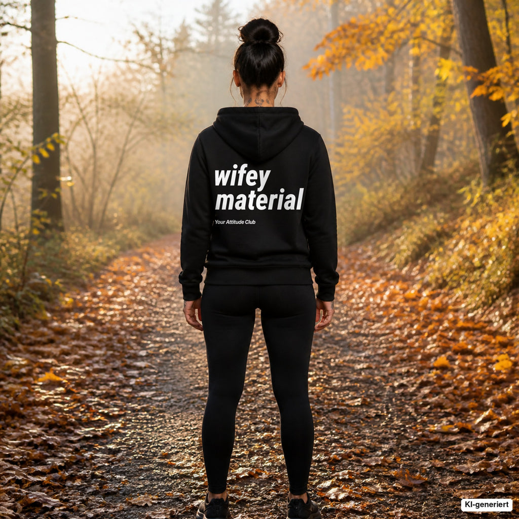 Wifey Material – schwarzer Hoodie mit weißem Backprint, Damen beim Joggen im Herbst