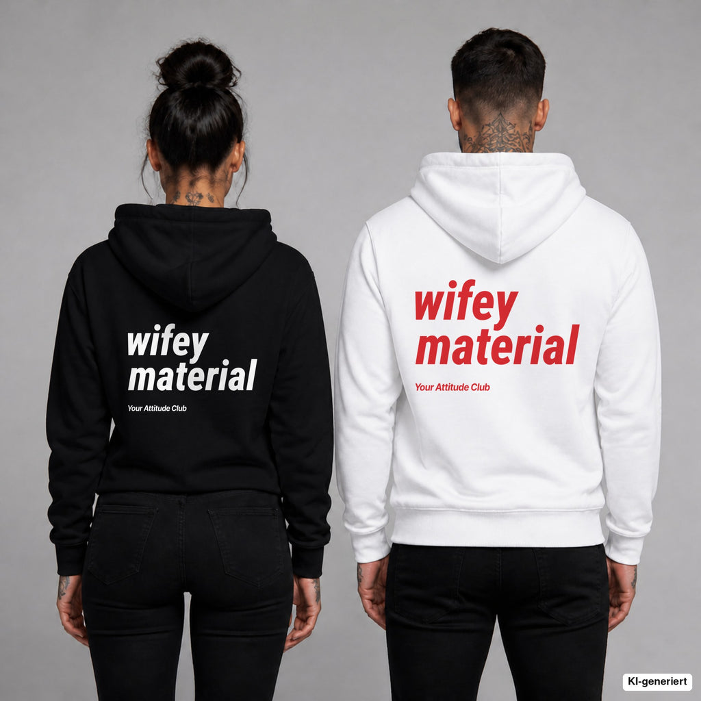 Wifey Material – Hoodie mit Backprint, Frau in Schwarz und Mann in Weiß
