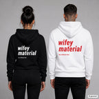 Wifey Material – Hoodie mit Backprint, Frau in Schwarz und Mann in Weiß