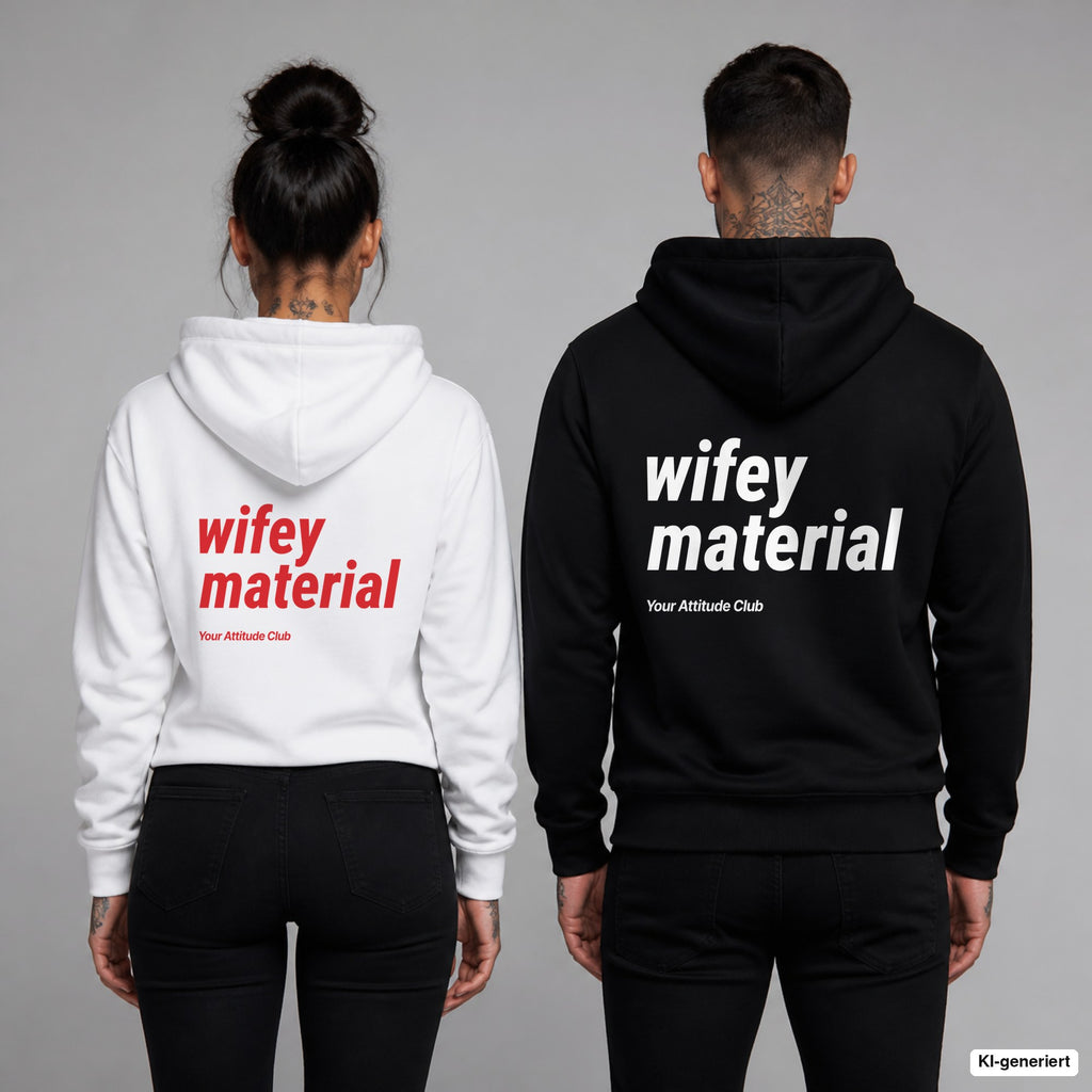 Wifey Material – Hoodie mit Backprint, Frau in Weiß mit rotem und Mann in Schwarz mit weißem Aufdruck