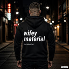 Wifey Material – schwarzer Hoodie mit weißem Backprint, Herren in der Stadt bei Nacht