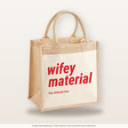 Wifey Material – Jutetasche mit Spruch, mittlere Jutetasche 30 × 30 cm