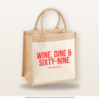 Wine, dine & sixty-nine – Jutetasche mit Spruch, mittlere Jutetasche 30 × 30 cm