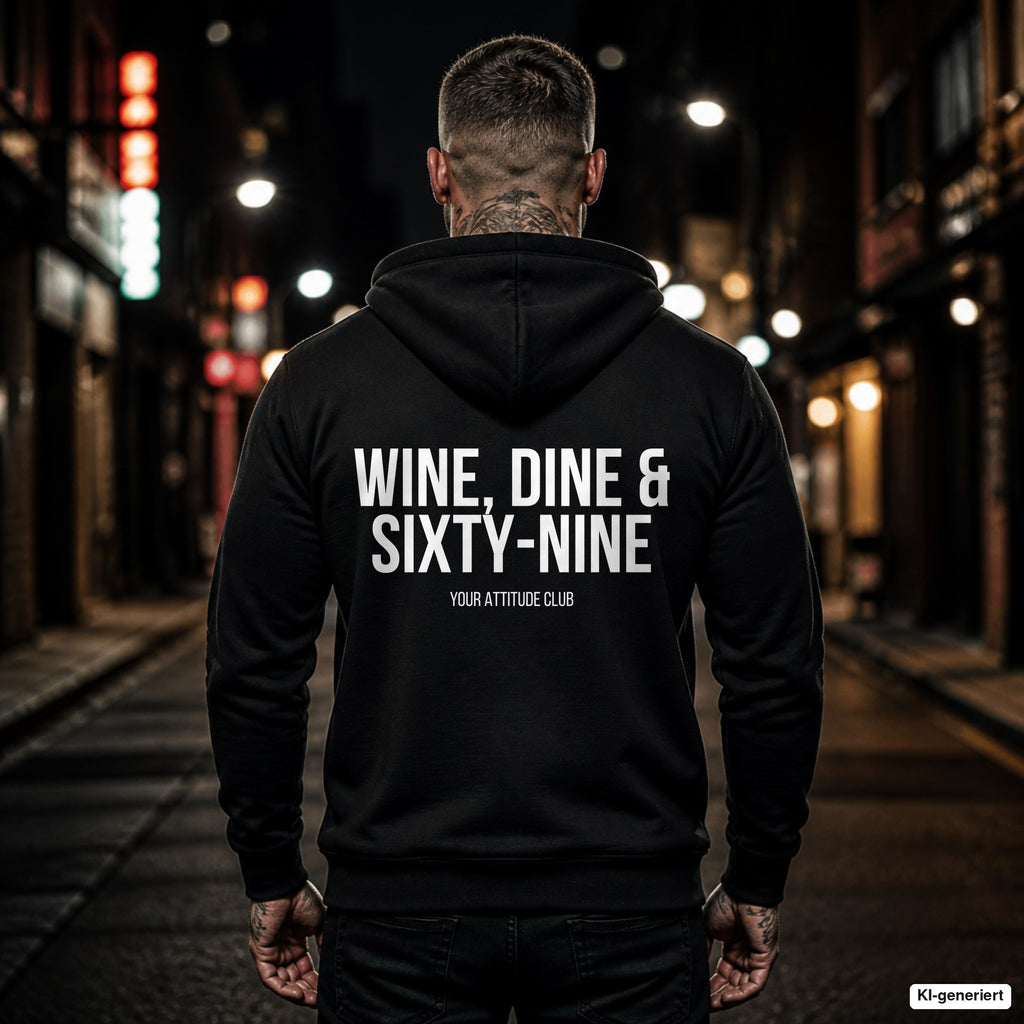 WINE, DINE & SIXTY-NINE – schwarzer Hoodie mit weißem Backprint, Herren in der Stadt bei Nacht