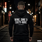 WINE, DINE & SIXTY-NINE – schwarzer Hoodie mit weißem Backprint, Herren in der Stadt bei Nacht