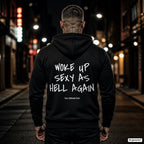 Woke Up Sexy As Hell Again – schwarzer Hoodie mit weißem Backprint, Herren in der Stadt bei Nacht