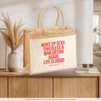 Woke up sexy, childless & man hating again. Life is good! – Jutetasche mit Spruch, auf dem Sideboard im Flur