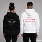 World Doesn’t Need Another You – Hoodie mit Backprint, Frau in Schwarz und Mann in Weiß