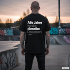 Alle Jahre wieder: dieselbe Diskussion. – schwarzes Oversize T-Shirt mit weißem Backprint, Herren