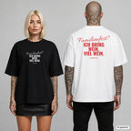 Familienfest? Ich bring Wein. Viel Wein. – Weihnachts-Shirt Oversize mit Frontprint (Frau, Schwarz) und Backprint (Mann, Weiß)