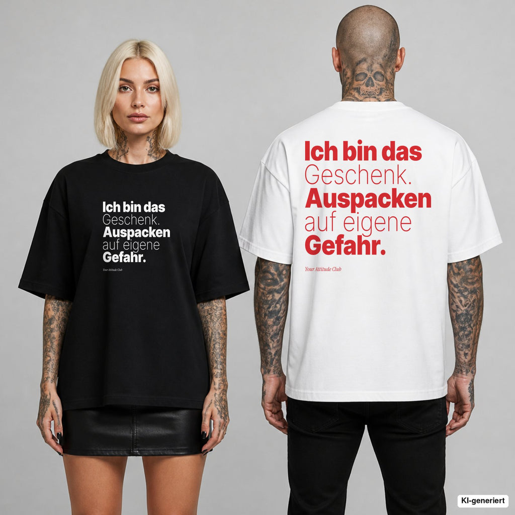 Ich bin das Geschenk. Auspacken auf eigene Gefahr. – Weihnachts-Shirt Oversize mit Frontprint (Frau, Schwarz) und Backprint (Mann, Weiß)