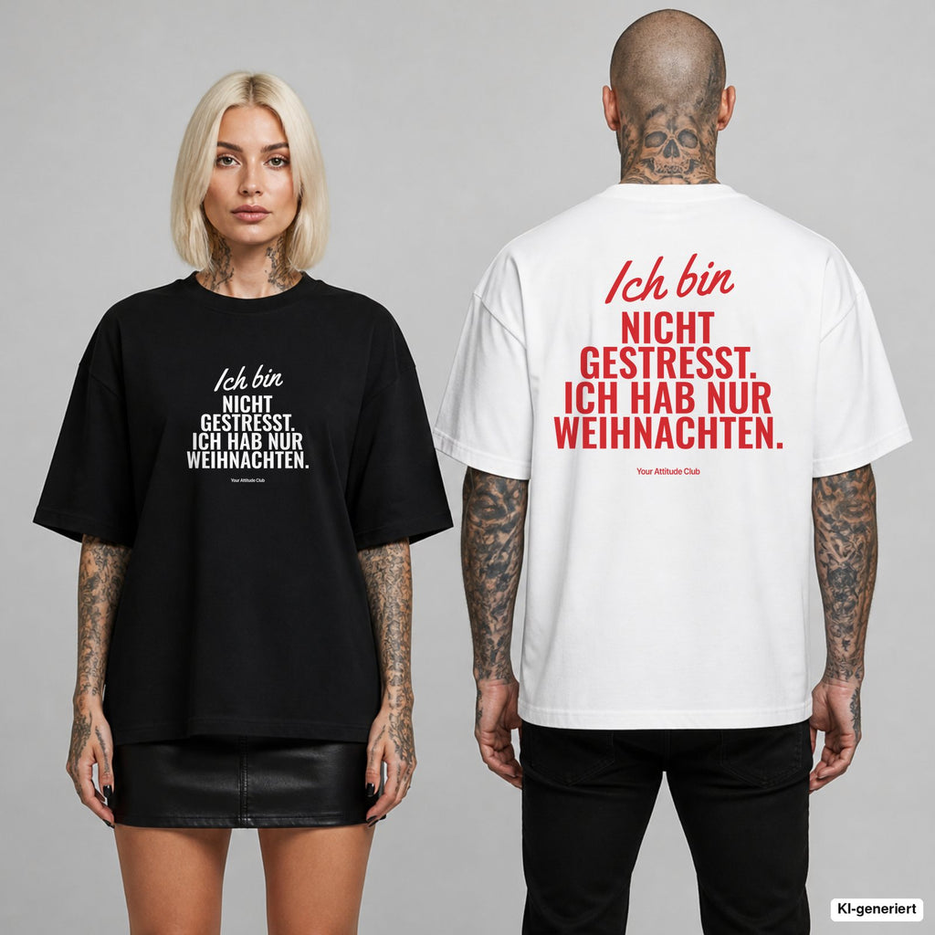 Ich bin nicht gestresst. Ich hab nur Weihnachten. – Weihnachts-Shirt Oversize mit Frontprint (Frau, Schwarz) und Backprint (Mann, Weiß)