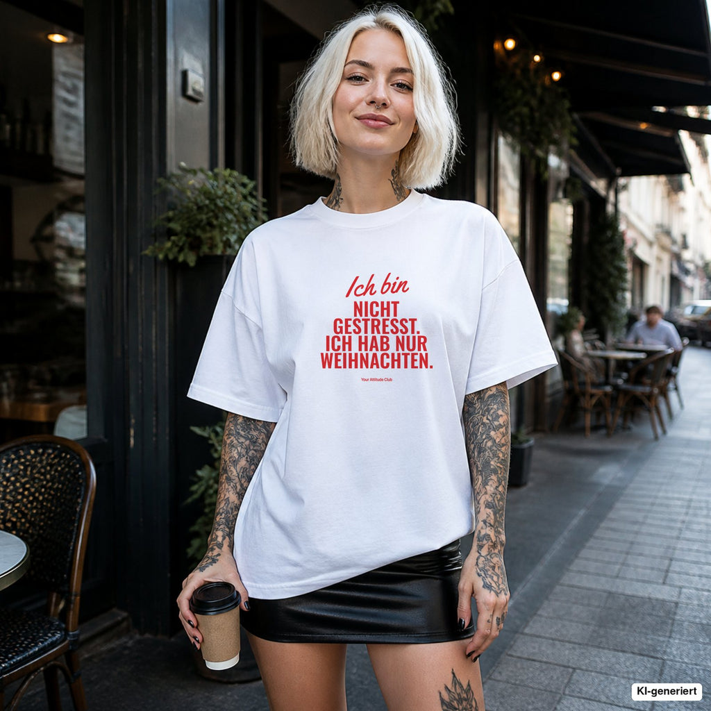 Ich bin nicht gestresst. Ich hab nur Weihnachten. – weißes Weihnachts-Shirt mit rotem Frontprint, Damen im Straßencafé